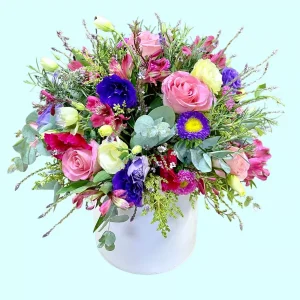 Gala arreglo de rosas lisianthus y astromelias con eucalipto
