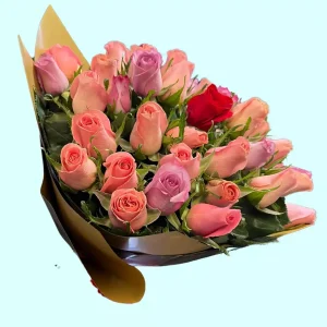 Ramo de 36 rosas rojas y rosadas con envoltura decorativa