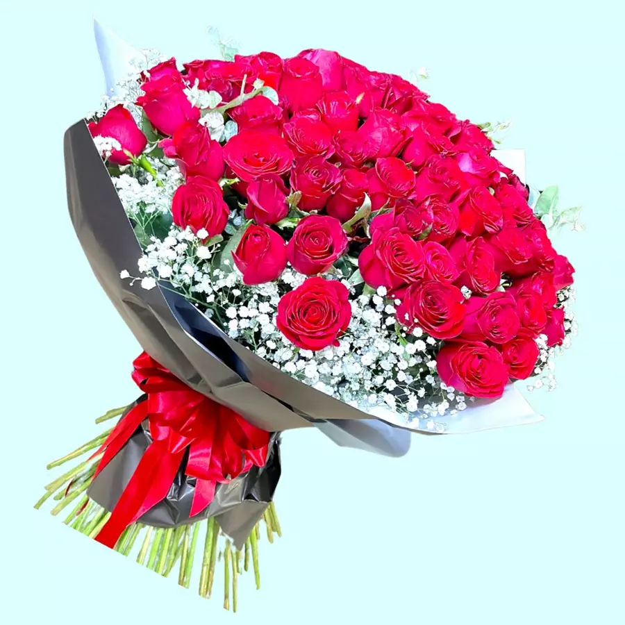 Ramo de 50 rosas rojas con envoltura decorativa