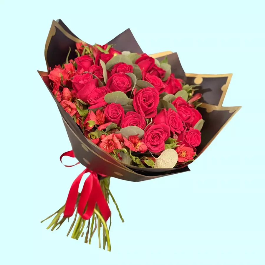 Rojo Amor ramo de rosas lilis aquileas e hypericum