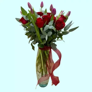 Fusión de Amor arreglo de tulipanes y rosas en florero de cristal