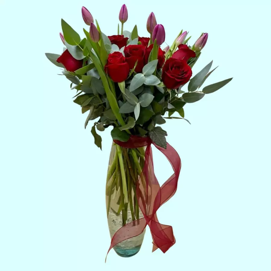 Fusión de Amor arreglo de tulipanes y rosas en florero de cristal