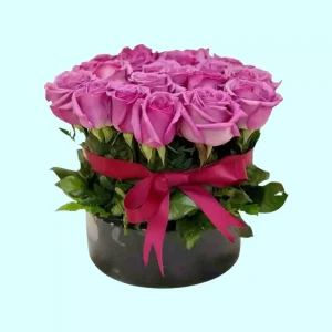 Idilio de Rosas arreglo de 24 rosas lilas en base de cristal