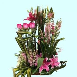 Canasta de flores para recuperación con lilis y rosas