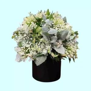 Arreglo de flores blancas para condolencias en cilindro de madera