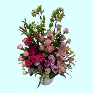 Arreglo a una vista con rosas gerberas lilis y lisianthus en tonos rosa