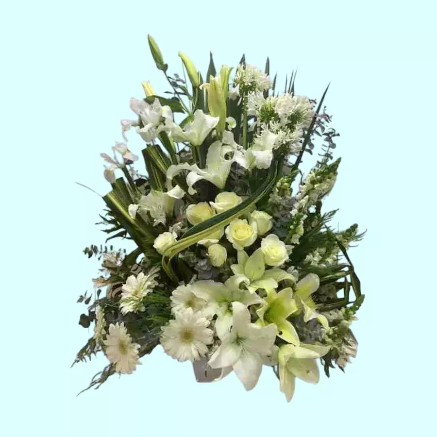 Arreglo de condolencias con rosas lilis y flores blancas