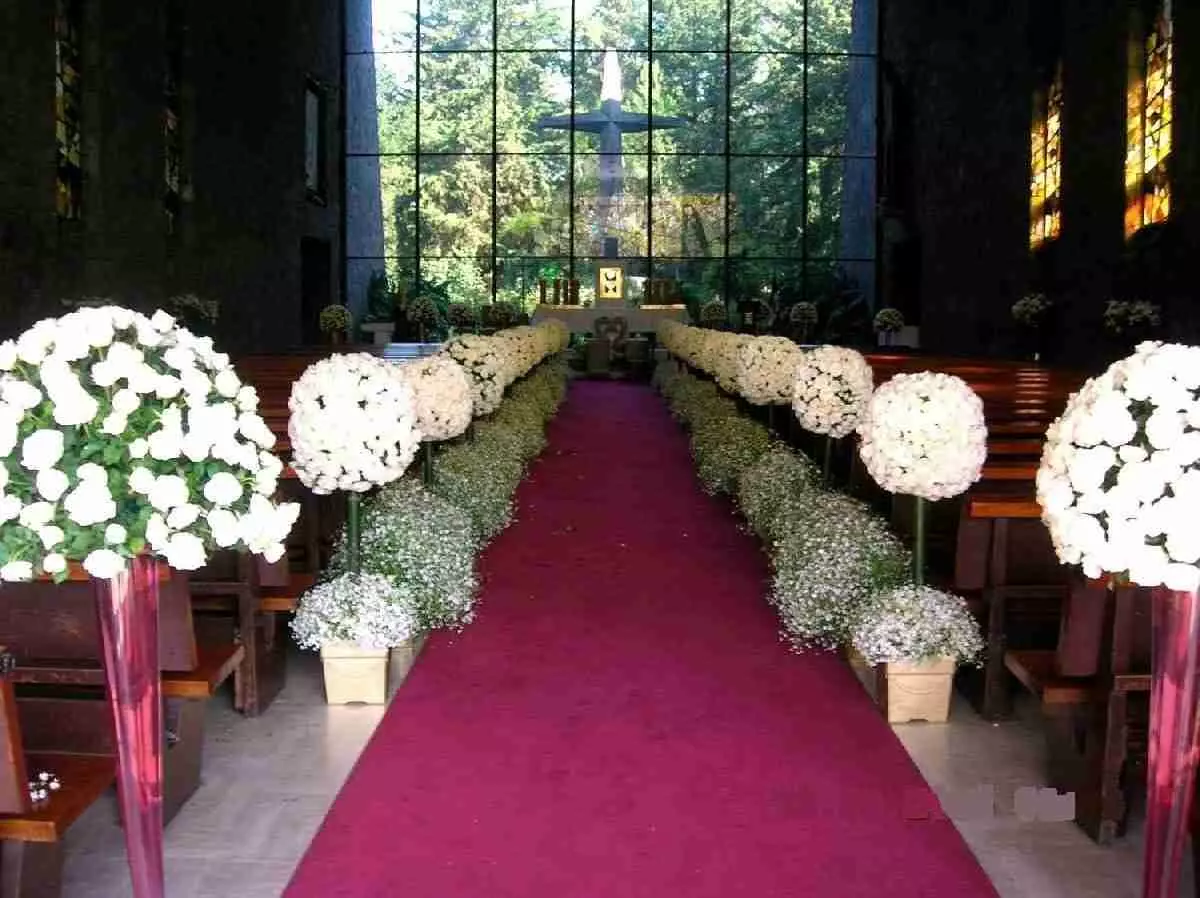 bodas adornos florales en iglesias