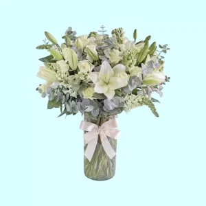 Bouquet de flores blancas para condolencias en florero de cristal