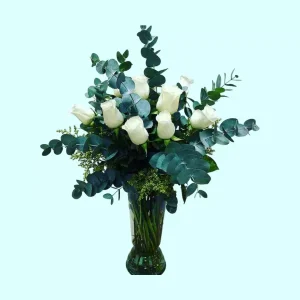 Bouquet de rosas blancas para condolencias con eucalipto en florero de cristal
