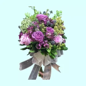Bouquet lila para dama de honor con rosas y alstroemerias