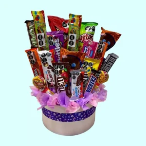 Caja cilíndrica con dulces chocolates paletas y golosinas