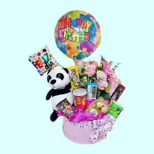 Caja grande con rosas dulces peluche y globos de cumpleaños