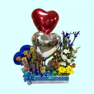 Caja con flores dulces y globos de corazón para regalar