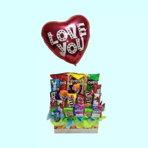 Caja con dulces botanas chocolates y globo de corazón
