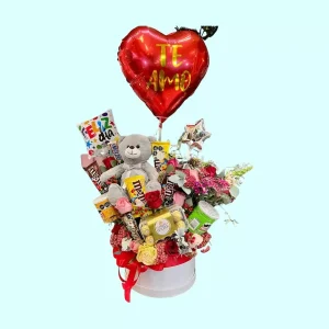 Caja regalo con flores dulces peluche y globos