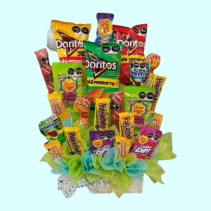 Caja con dulces paletas y snacks para regalar