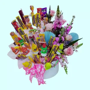 Caja con dulces aciditos rosas y flores para regalar