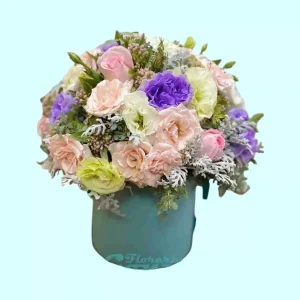 Cilindro en tonos pastel con rosas y lisianthus