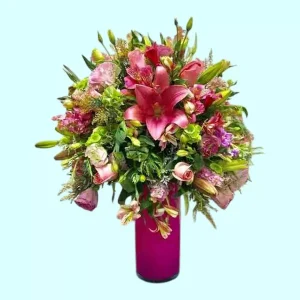 Combinado de flores en cilindro con lilis rosas y alstroemerias