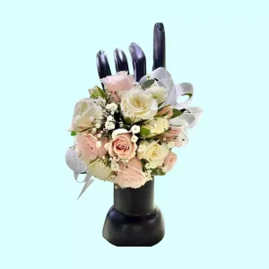 Corsage para damas con rosas baby gypsophila y eucalipto