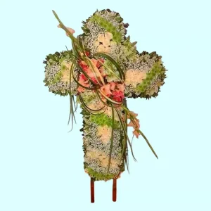 Cruz fúnebre de flores con medallón floral central