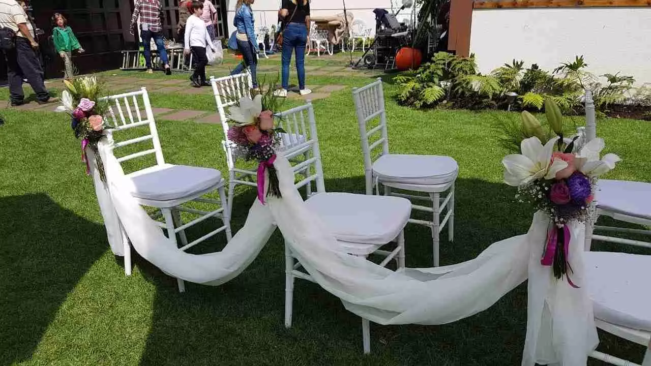 decoracion-de-pasillo-para-ceremonia-en-jardin decoracion floral pasillo de boda