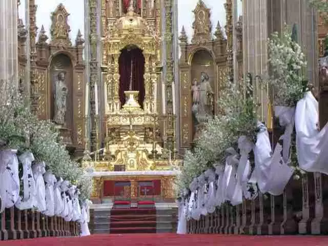 decoracion-floral-en-parroquia decoracion floral en parroquias