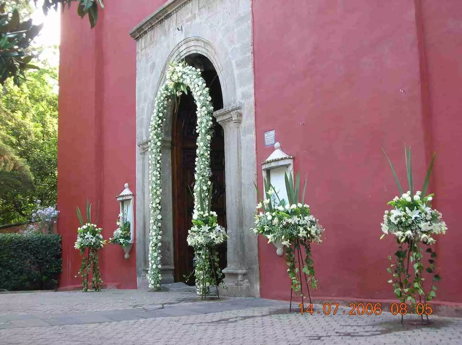 decoracion-floral-para-entrda-de-iglesia decoracion floral entrada iglesia
