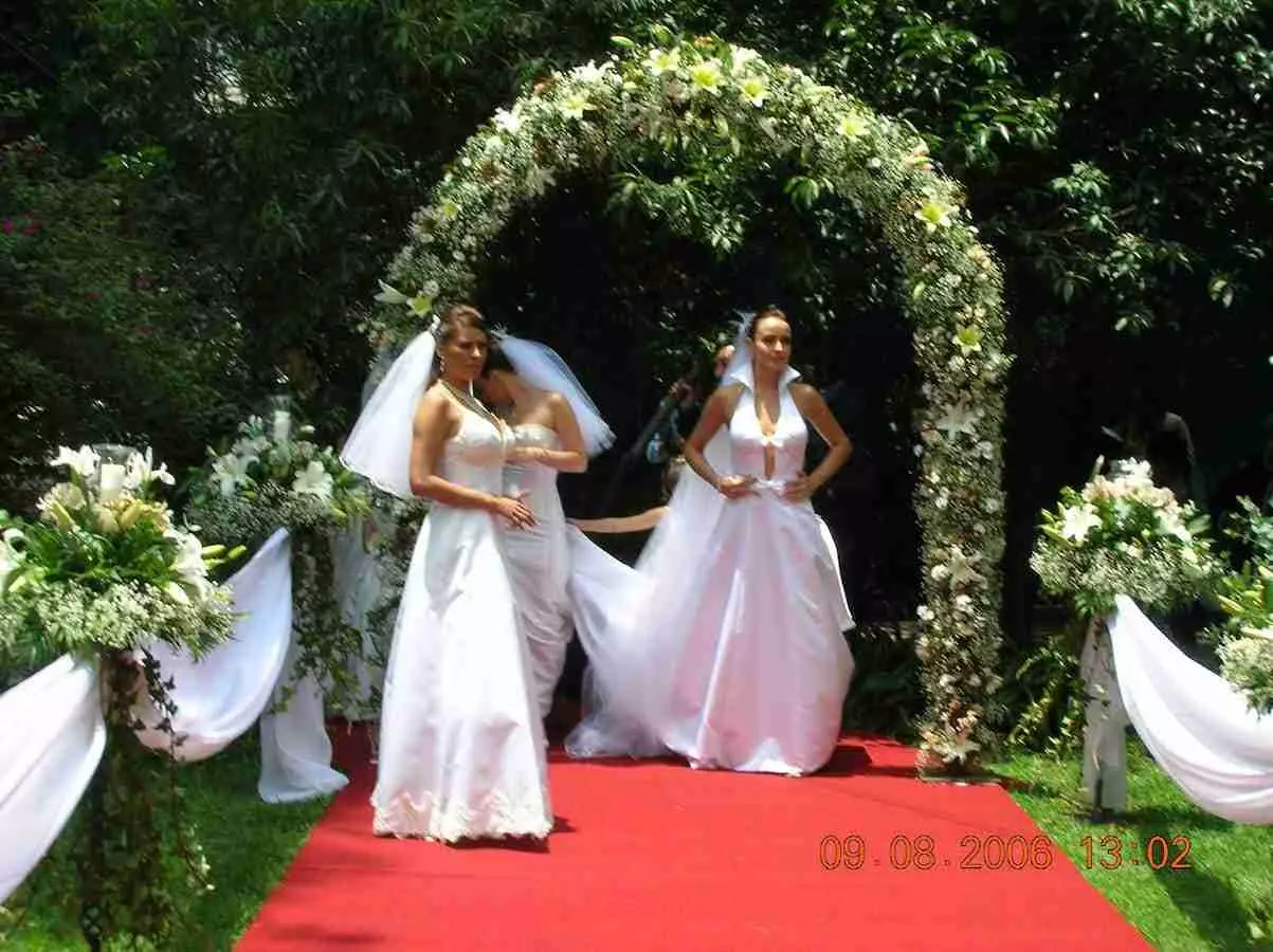 decoracion-floral-para-pasillo-de-jardin boda arco de flores