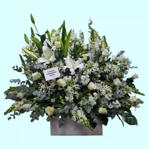 Jardinera de flores para funeral con lilis y rosas blancas