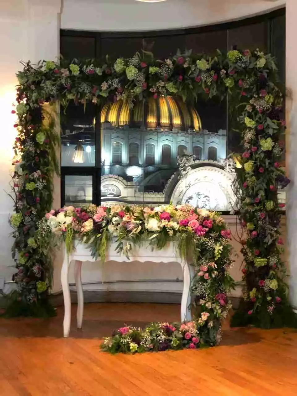 mesa-y-arco-florales decoracion floral para mesas y arcos florales