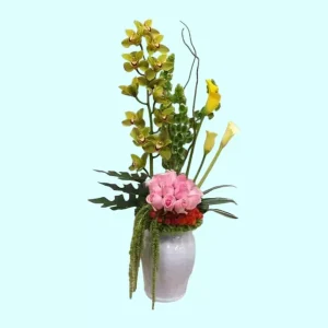 Arreglo de orquídeas Cymbidium calas y rosas en tibor de cerámica