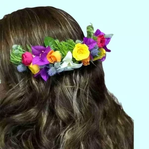 Peineta floral para novia con rosas baby y follajes naturales