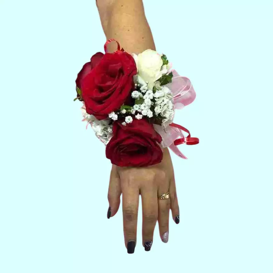 Pulsera floral para dama de honor con rosas rojas y flores blancas