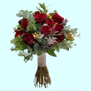 Ramo de novia con rosas rojas eucalipto limonium e impericum