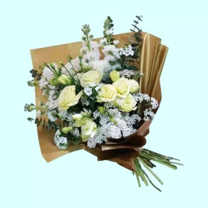 Ramo de flores blancas para condolencias con rosas y eucalipto
