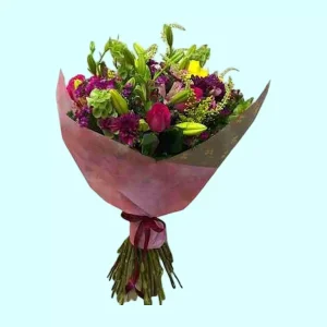 Ramo fiusha y amarillo con flores moradas y follajes naturales