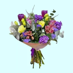 Ramo de lisianthus con astromelias y follajes en tonos morados rosas y amarillos