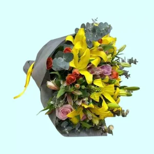 Ramo primaveral con lilis amarillas rosas y follajes naturales