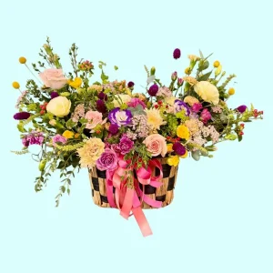 Gratitud canasta floral con rosas lisianthus y claveles