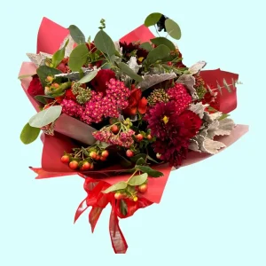 Ramo Rojo Amor con crisantemos alstroemerias hypericum y eucalipto