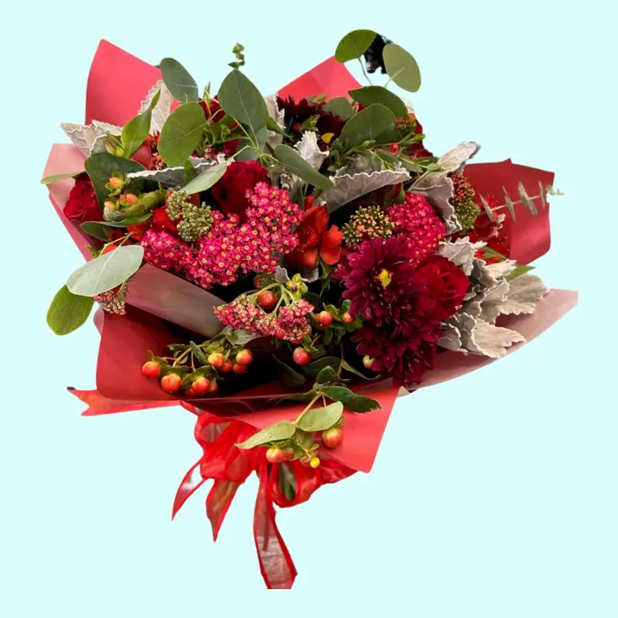Ramo Rojo Amor con crisantemos alstroemerias hypericum y eucalipto