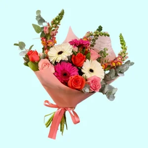 Abrazo ramo de rosas gerberas y perros
