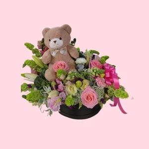 Arreglo floral con oso de peluche para recién nacido