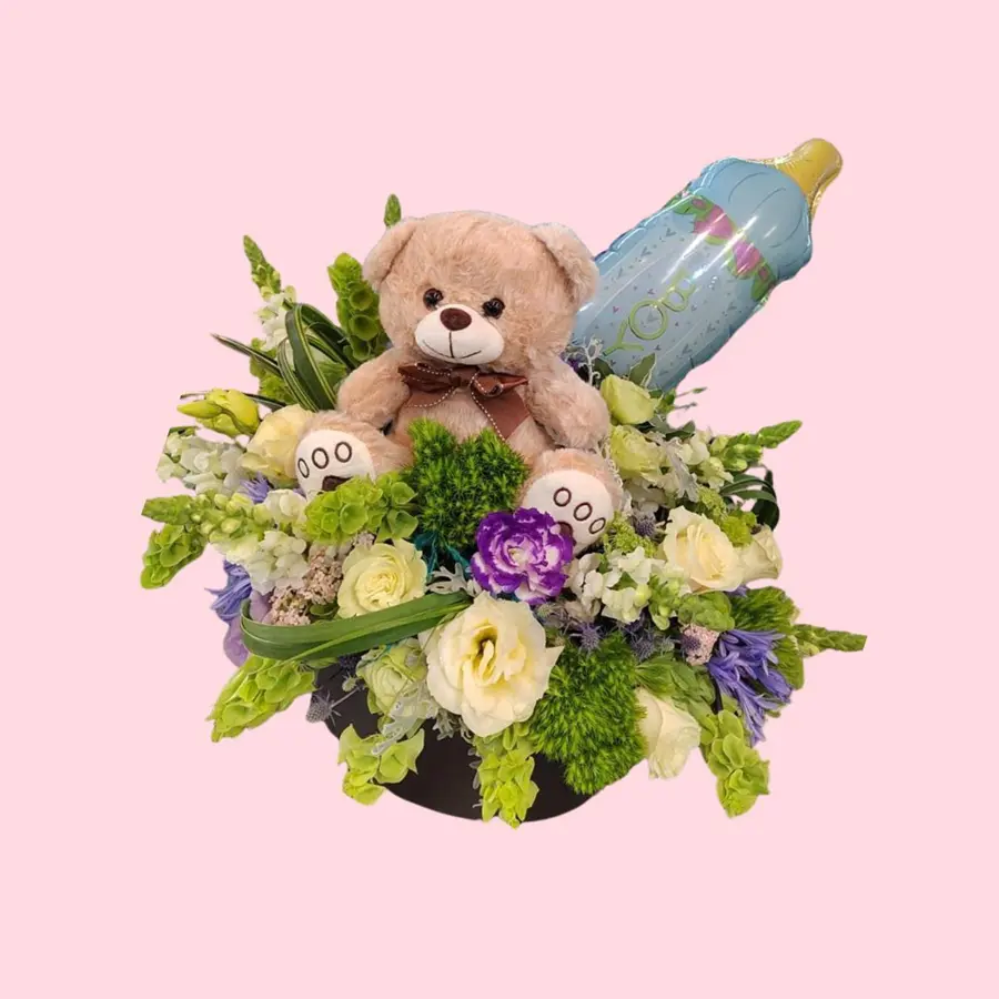 Arreglo de flores con peluche y globo para recién nacido