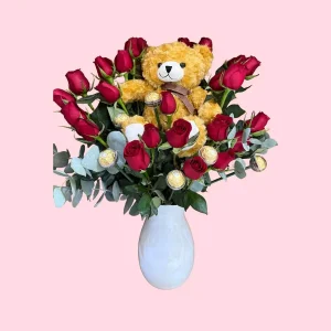Florero de rosas rojas con peluche y chocolates para bebé