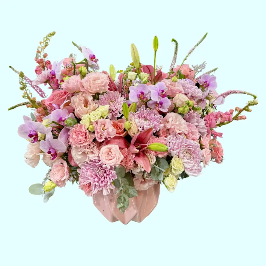 Alma Rosa arreglo floral con rosas lilis y orquídeas en tonos rosas