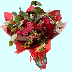 Arranca Suspiros ramo de flores rojas con rosas crisantemos y alstroemerias