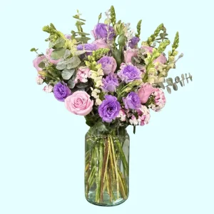 Sonrisa Lila arreglo de rosas lisianthus y claveles con eucalipto
